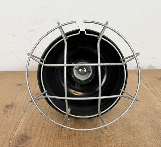 Image 1 of Lampada a sospensione industriale in smalto verde a gabbia di Philips, anni '60