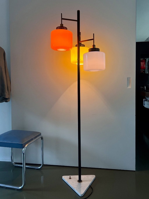 Messing en glazen vloerlamp met wit marmeren voet van Stilnovo, 1950