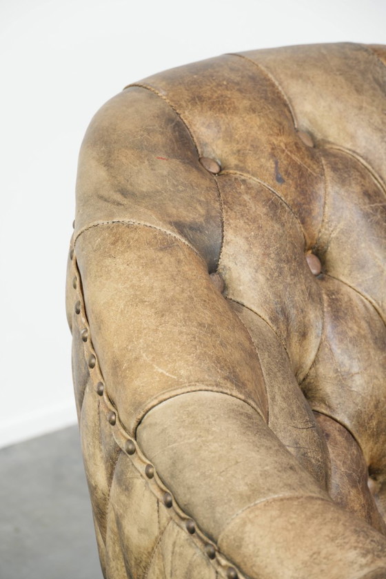 Image 1 of Einzigartiger, stilvoller und bequemer Chesterfield-Clubsessel aus Kuhfell mit einer wunderschönen Farbkombination.