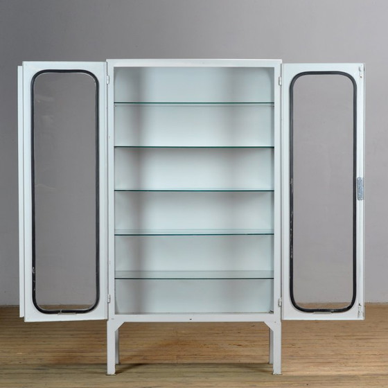 Image 1 of Armoire médicale vintage, années 1970