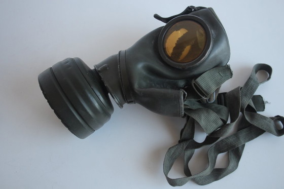 Image 1 of Origineel gasmasker uit de Tweede Wereldoorlog met naamplaatje en soldatenrang, circa 1940
