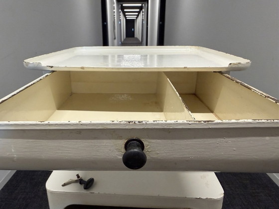 Image 1 of Armadietti ospedalieri industriali di metà secolo (set di 2) – Cecoslovacchia