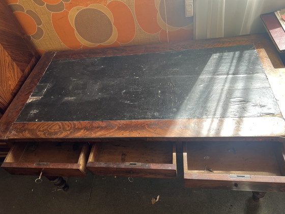 Image 1 of Scrivania antica in legno massello con cassetti e piano in pelle nera, stile XIX secolo.