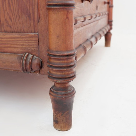 Image 1 of Cómoda de pino oscuro con acabado imitación bambú - Finales del siglo XIX