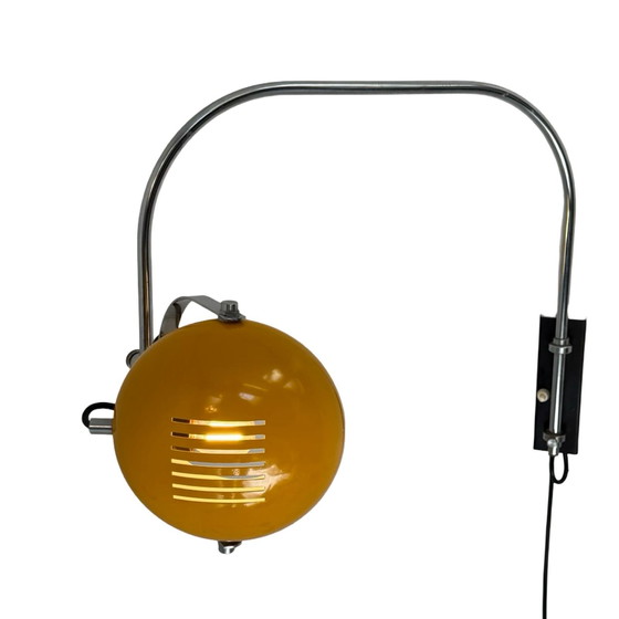 Image 1 of Herda - Lampada da parete spaziale - Paralume giallo, base nera e montante cromato (modello raro)