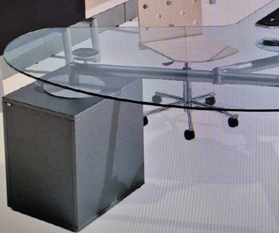 Image 1 of Ultom Isotta, escritorio en forma de riñón de diseño italiano del diseñador Lorenzo Marcolin