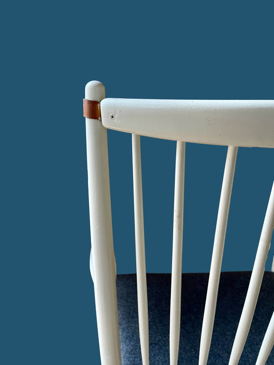 Image 1 of Sedia a dondolo scandinava: bianca con lana grigia