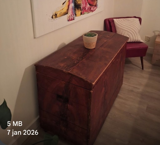 Beautiful antique blanket chest, storage space