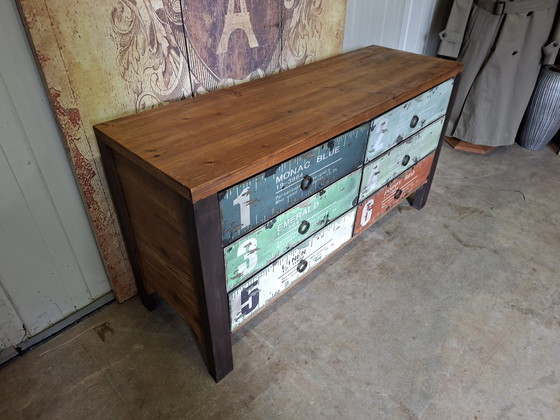 Image 1 of Cassettiera, comò e mobile TV in legno colorato, dall'aspetto industriale. Dimensioni: 121x40 cm e 64 cm di altezza.