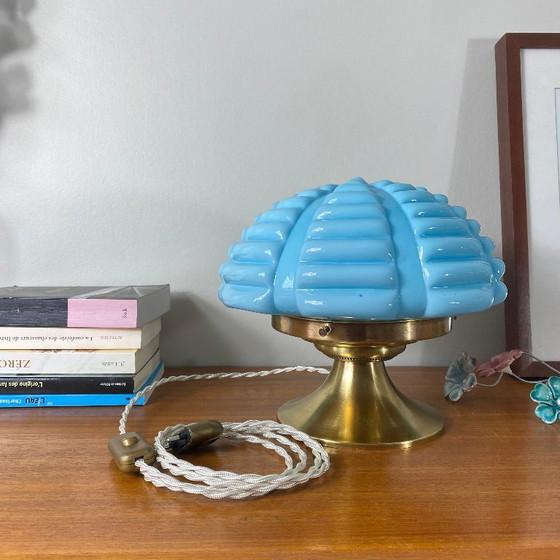 Image 1 of Vintage Art Deco Modernistische lamp van blauw opaalglas en messing.