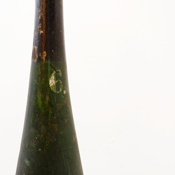 Image 1 of Paar große hölzerne Übungskeulen auf Sockel - Anfang 20.