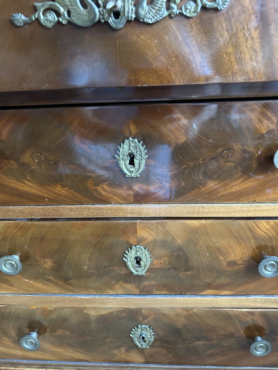Image 1 of Commode in Empire-stijl uit de 19e eeuw, vervaardigd uit gevlamd mahoniehout – origineel zwart marmeren blad intact

