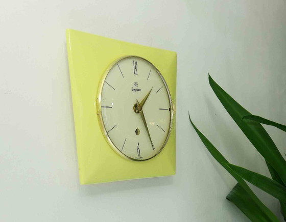 Image 1 of Orologio da cucina vintage JUNGHANS, orologio meccanico, orologio da parete, in ceramica, giallo, anni '50/'60, ATOMIC