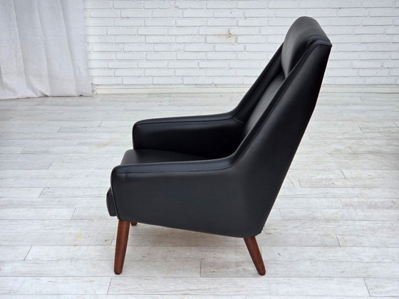 Image 1 of Deense fauteuil met hoge rugleuning uit de jaren 70, zwart kunstleer, poten van teakhout.