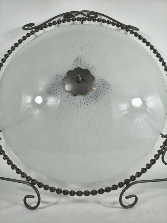 Image 1 of Grande lampada da parete/plafoniera vintage Art Déco in ferro battuto e vetro satinato – Ø49 cm