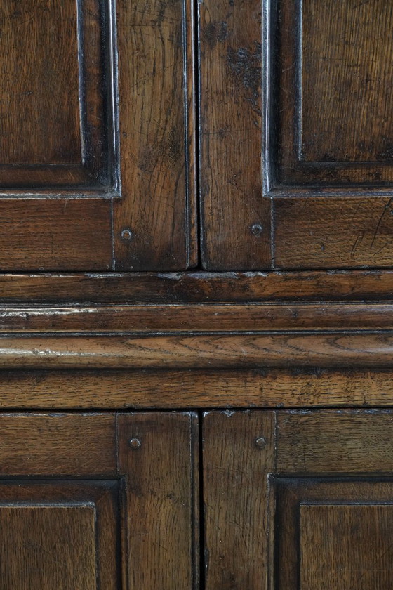 Image 1 of Großer, imposanter antiker englischer Eichenbuffetschrank aus dem 18. Jahrhundert mit funktionierenden Schlössern.