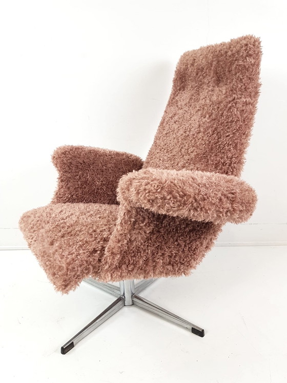 Image 1 of Fauteuil pivotant vintage, récemment retapissé de tissu rose à motifs.