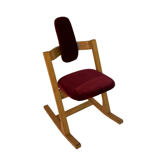 Image 1 of Peter Opsvik – Stokke – Pendel – Ergonomisch geformter Schaukelstuhl – Bezug aus rotem Samt und Holzgestell