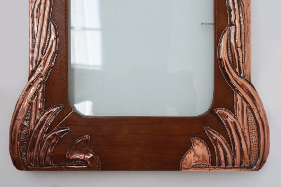 Image 1 of Marco de fotos de cobre y madera repujado estilo Art Nouveau, Francia, ca. 1910