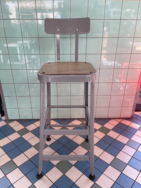 Image 1 of 8 tabourets Aurora vintage en métal. (7 sans dossier, 1 avec)