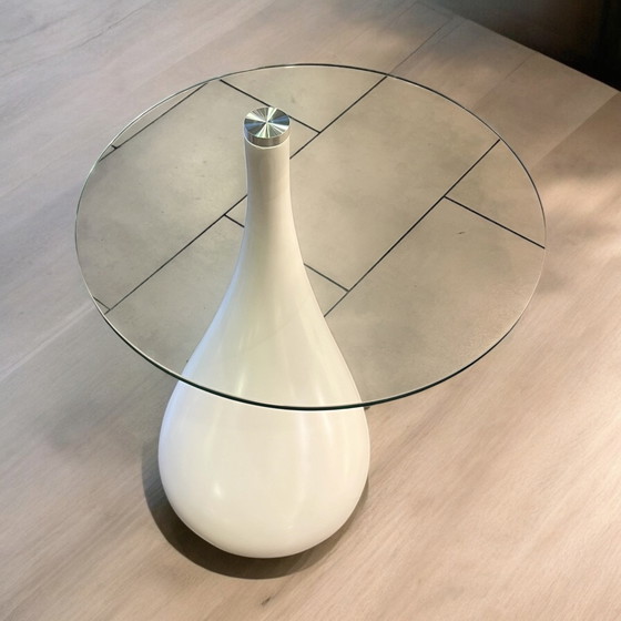 Image 1 of ¡Una rareza! Conjunto de dos sillas blancas de media concha y una mesa abatible, fabricados en los años 90.