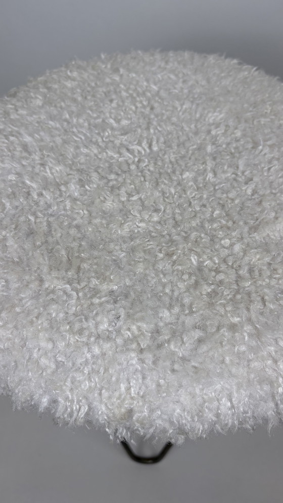 Image 1 of Tabouret vintage sur pieds en épingle à cheveux et fourrure blanche moelleuse