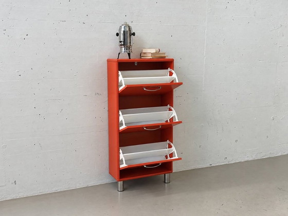 Tenzo Malibu Schuhschrank mit 3 Klappen, Retro Design in Rot, 1960er Jahre – Aufbewahrungsschrank, Metal (photo 5 of 10)
