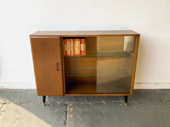 Image 1 of Elegante libreria vintage di metà secolo con ante scorrevoli in vetro di Turnidge