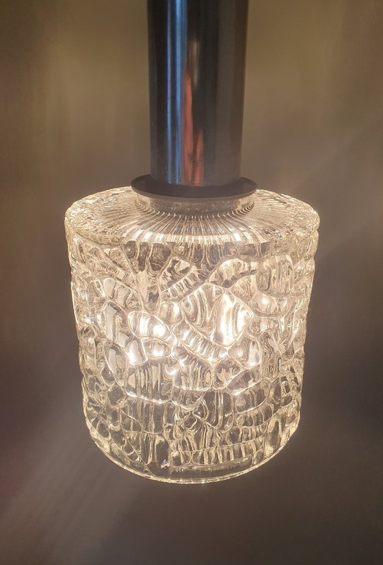 Image 1 of Suspension futuriste en verre craquelé avec luminaire chromé.