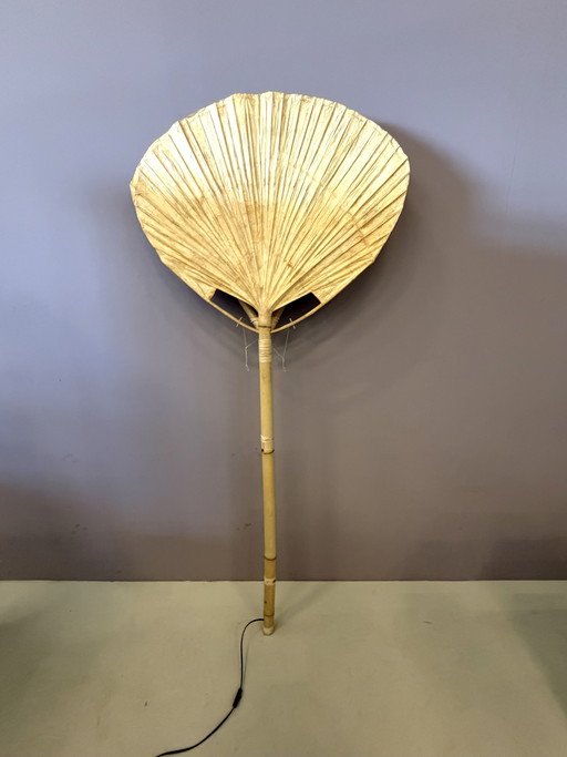 Grote Uchiwa vloerlamp van bamboe en rijstpapier, ontworpen door Ingo Maurer.
