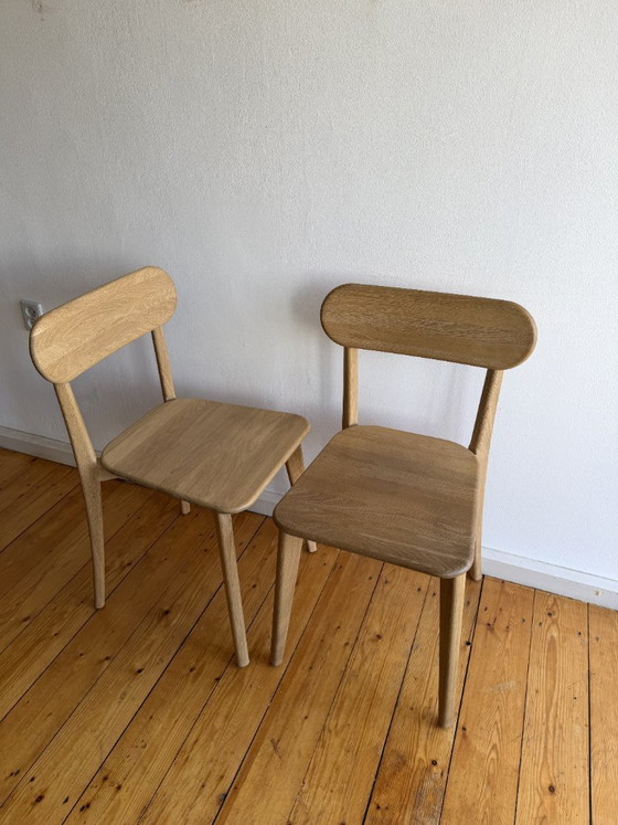 Image 1 of Round oak table with solid oak chairs