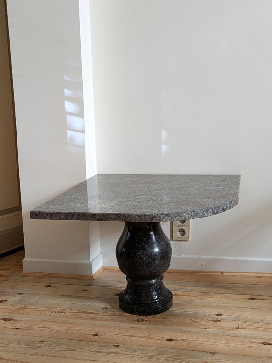 Image 1 of Table d'angle en granit Paradiso