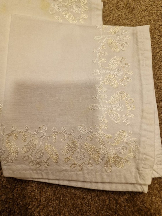 Image 1 of Nappe avec 8 serviettes (brodées à la main)