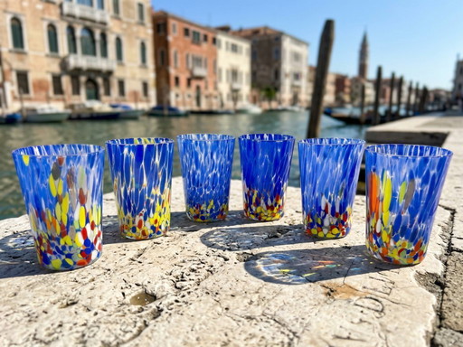 Juego de 6 vasos de cristal veneciano soplado con virutas de Murano de colores, hechos a mano en Italia.