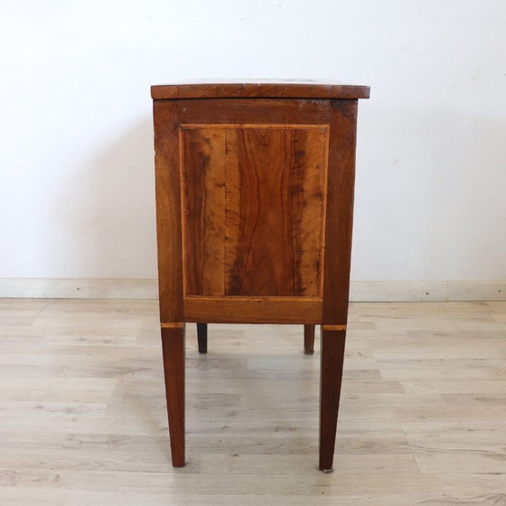Image 1 of Piccolo comò antico in noce, Italia, XVIII secolo