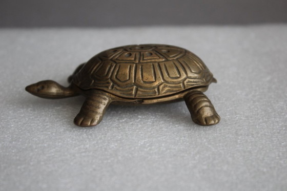 Image 1 of Boîte en laiton antique avec couvercle, boîte à effet écaille de tortue, tabatière, boîte à pilules, boîte à bijoux