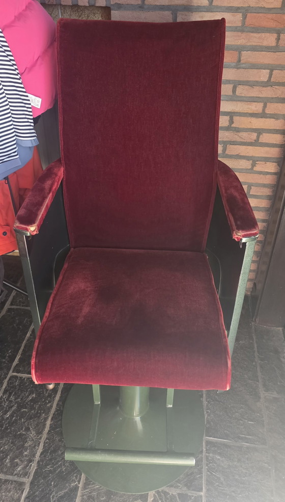 Image 1 of Fauteuil de cinéma vintage, en velours rouge, avec base pivotante verte