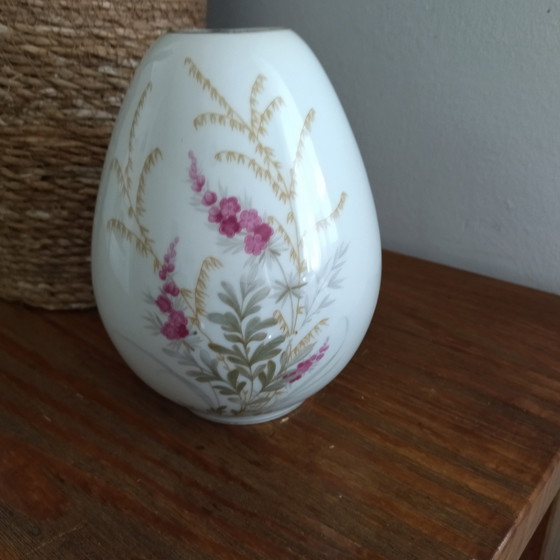 Image 1 of Vaso a uovo in porcellana.