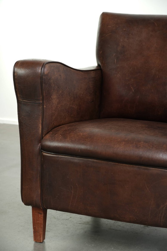 Stoere vintage schapenleren armchair met een mooi patina en een tijdloos Engels design in een subtiel formaat (photo 9 of 12)