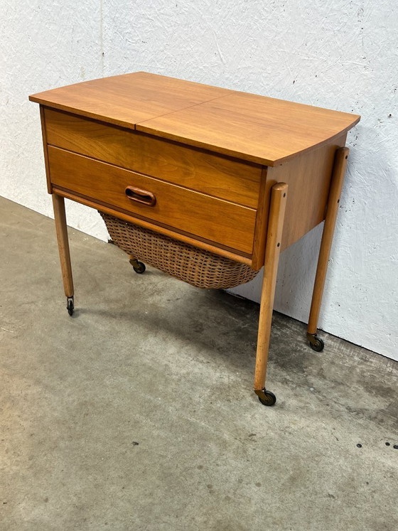 Image 1 of Vintage Deens Naaimeubel / Bijzettafeltje, 1960’s