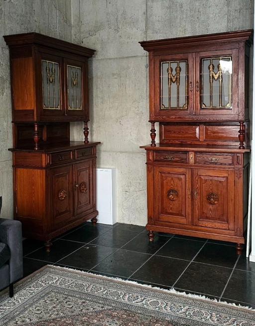 2 identische Jugendstil-Vitrinen um 1900 mit verre églomisé-Verglasung