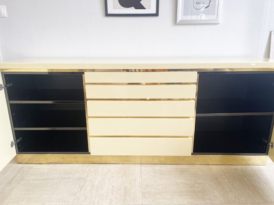Aparador de Jean-Claude Mahey en laca beige y latón – circa 1970 – Aparadores, Wood (photo 7 of 14)