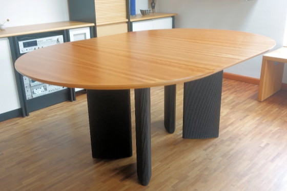 Image 1 of Uitschuifbare eettafel van Arco met tafelblad van kersenhout