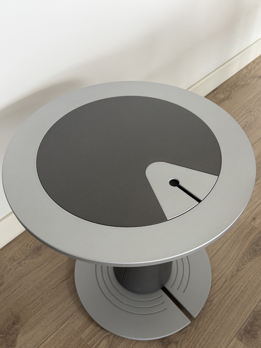 Leolux Calumet bijzettafel design Hugo de Ruiter. 