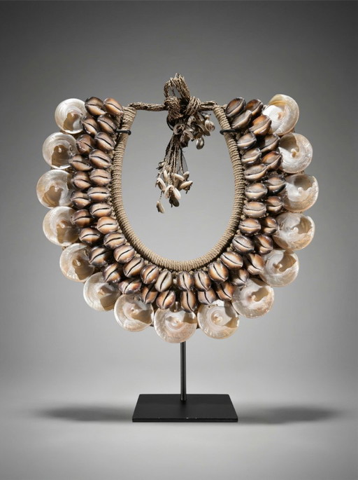 Decoratief etnisch ornament gemaakt van schelpen – Oceanië – 40 cm