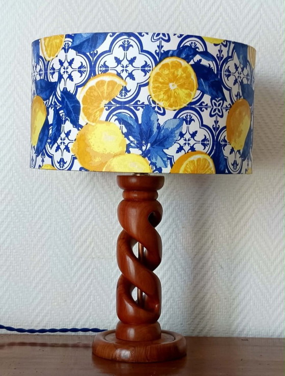Gedrechselte Holzlampe mit Lampenschirm im Azulejo-Zitronenmuster – Tischlampen, Wood (photo 5 of 8)