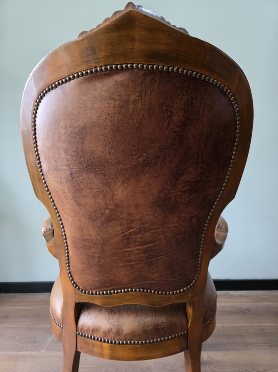 Image 1 of Klassieke vintage leren fauteuil met houten frame