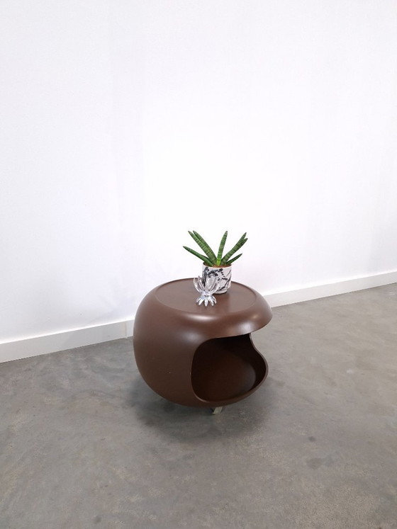 Table basse ronde Space Age marron sur roulettes avec compartiment ouvert – Tables basses, Plastic, Metal (photo 4 of 14)