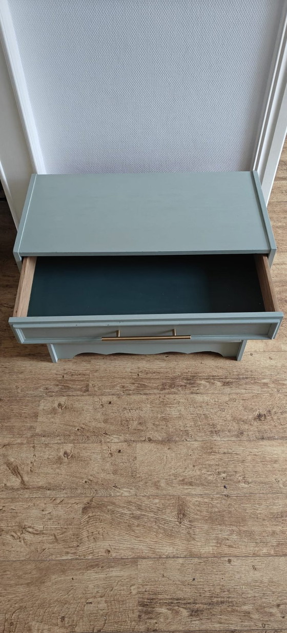 Image 1 of Commode de style campagnard – vert tendre avec poignées en laiton