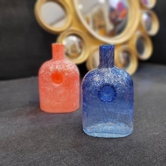 Image 1 of Paar blau-orangefarbene Blasenglasgefäße, Arabien, 2000er Jahre - Finnland